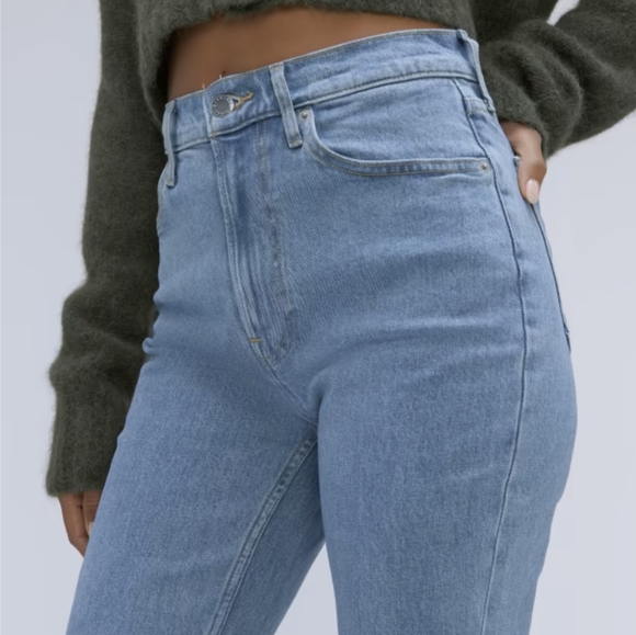 Everlane Original Cheeky Jean in Stone-washed Sky - Picture 3 of 16